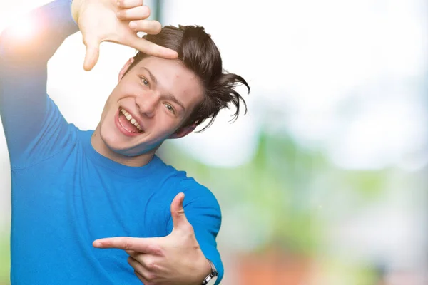 Joven Hombre Guapo Con Suéter Azul Sobre Fondo Aislado Sonriendo — Foto de Stock