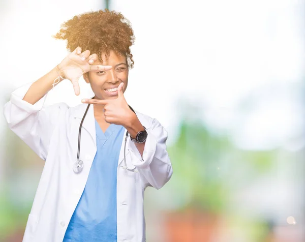 Jeune Femme Médecin Afro Américaine Sur Fond Isolé Souriant Faisant — Photo