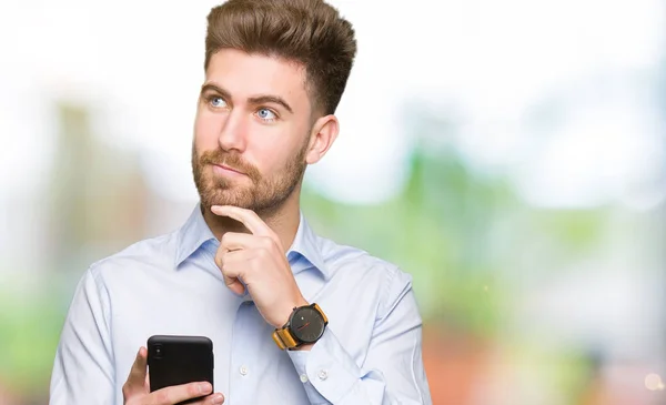 Giovane Bel Business Uomo Utilizzando Smartphone Faccia Seria Pensando Alla — Foto Stock