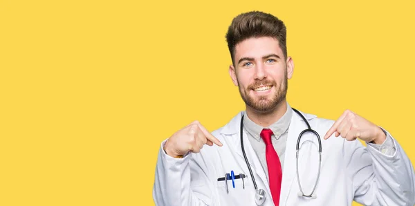 Jonge Knappe Dokter Man Met Medische Vacht Zoek Vertrouwen Met — Stockfoto