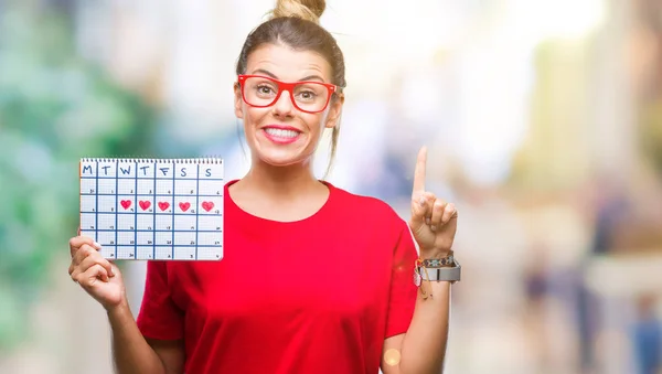 Jovem Mulher Bonita Segurando Calendário Menstruação Sobre Fundo Isolado Surpreso — Fotografia de Stock