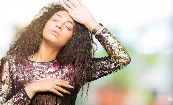 Menina Bonita Nova Com Cabelo Encaracolado Vestindo Vestido Festa Noite — Fotografia de Stock