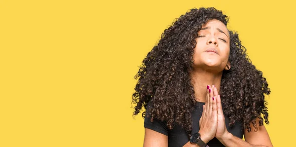 Όμορφη Κοπέλα Σγουρά Μαλλιά Επαιτεία Και Προσεύχεται Χέρια Μαζί Ελπίδα — Φωτογραφία Αρχείου