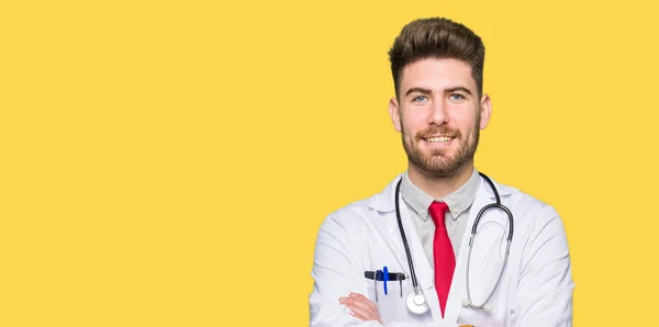 Jonge Knappe Dokter Man Met Medische Vacht Blij Gezicht Lachend — Stockfoto