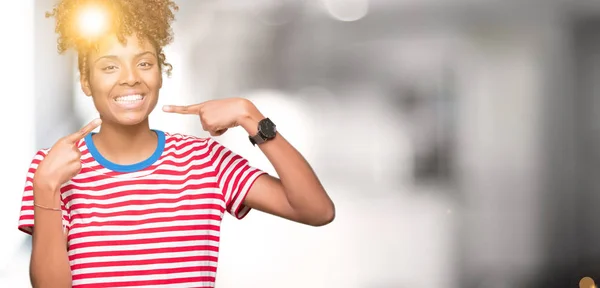 Güzel Genç Afro Amerikan Kadın Kendinden Emin Gösterilen Işaret Parmakları — Stok fotoğraf