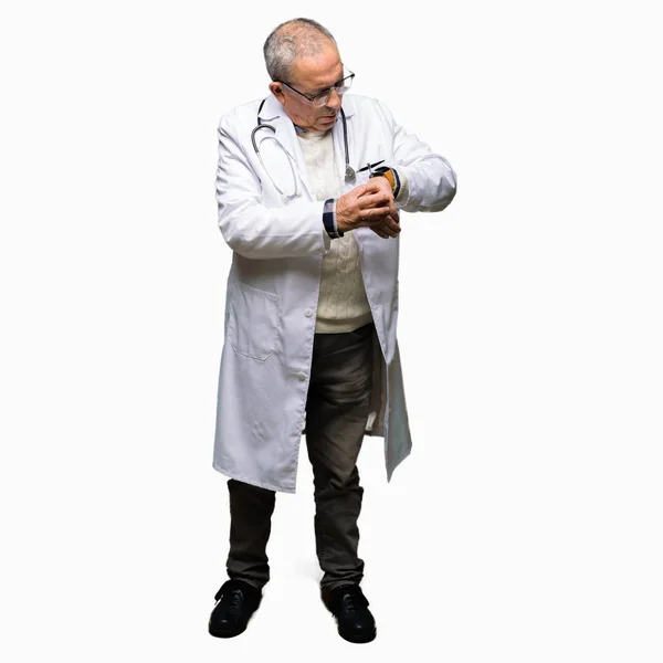 Bell Uomo Anziano Medico Che Indossa Cappotto Medico Controllare Tempo — Foto Stock