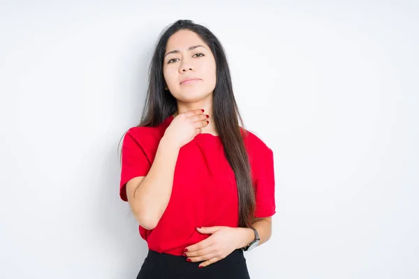 Izole Arka Plan Üzerinde Kırmızı Shirt Giyen Güzel Esmer Kadın — Stok fotoğraf