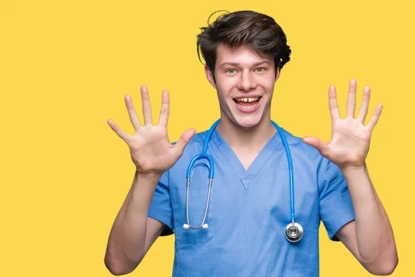 Jovem Médico Vestindo Uniforme Médico Sobre Fundo Isolado Mostrando Apontando — Fotografia de Stock