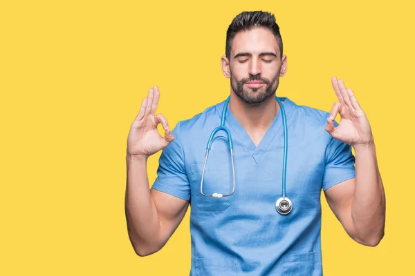 Bonito Jovem Cirurgião Médico Homem Sobre Fundo Isolado Relaxar Sorrir — Fotografia de Stock