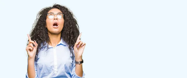 Junge Schöne Business Girl Mit Lockigem Haar Trägt Brille Erstaunt — Stockfoto