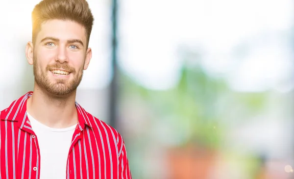 Mladý Pohledný Muž Červené Košili Usměvavou Prezentací Ukazuje Rukou Kamery — Stock fotografie