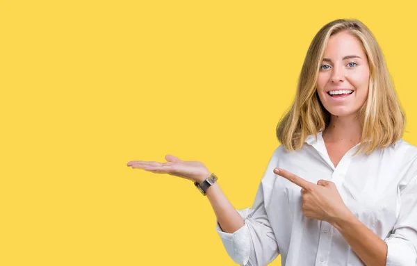 Mulher Negócios Jovem Bonita Sobre Fundo Isolado Espantado Sorrindo Para — Fotografia de Stock