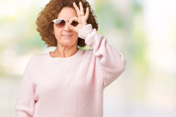 Piękny Środkowy Ager Starszy Kobieta Noszenia Różowy Sweter Okulary Białym — Zdjęcie stockowe