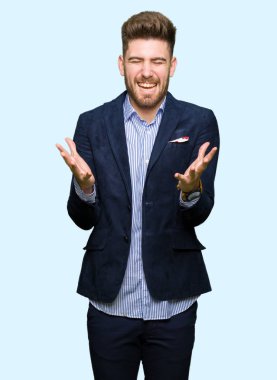 Genç yakışıklı bussines adam kızgın ve silah ile başarı için deli kutluyor kaldırdı ve heyecanlı çığlık gözler kapalı. Kazanan kavramı