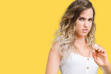 Genç güzel sarışın kadın izole arka plan yüzünden tiksinti ifadesi, memnun ve korkulu tiksinti yüz yapıyorsun çünkü nefret tepki. Elleriyle kaldırdı. Sinir bozucu kavramı.