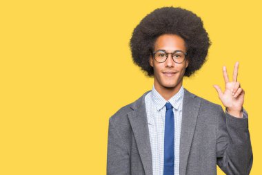 Gösterilen ve parmakları ile işaret gözlüklü afro saçlı genç Afro-Amerikalı iş adamı kendinden emin ve mutlu gülümseyerek iken üçüncü.