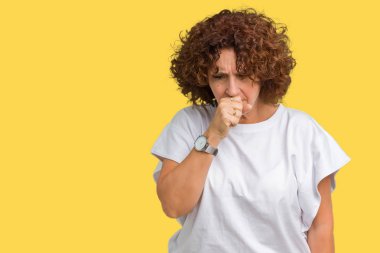 Duygu iyi ve soğuk veya bronşit için semptom olarak öksürük izole arka plan üzerinde beyaz t-shirt giyen güzel orta ager kadın kıdemli. Sağlık kavramı.