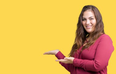 Güzel izole arka plan boyutu genç kadın artı doğal ile gülümseyen girmek için davetkar açık el