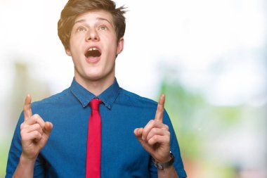 Giyen kırmızı kravat izole arka plan üzerinden hayran ve yukarıya bakıp parmakları ile işaret şaşırttı ve silah kaldırdı genç yakışıklı iş adamı.