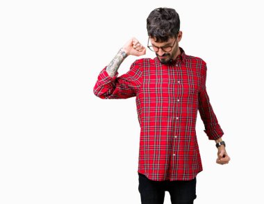 Üzerinde gözlük takan genç yakışıklı adam arka plan geri uzanan izole, yorgun ve rahat, Uykulu ve erken sabah esneme