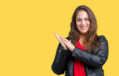 Bir moda deri ceket izole üzerinde giyen güzel artı boyutu genç kadın arka plan Clapping ve mutlu ve neşeli, gururlu gülümseyen birlikte eller alkış