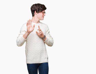 Yakışıklı delikanlı izole arka plan üzerinde gözlük tiksinti ifadesi, memnun ve korkulu tiksinti yüz yapıyorsun çünkü nefret tepki. Elleriyle kaldırdı. Sinir bozucu kavramı.
