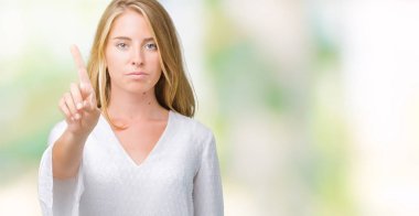 Güzel genç zarif kadın yüzünden izole arka plan işaret parmağını ve kızgın ifade ile