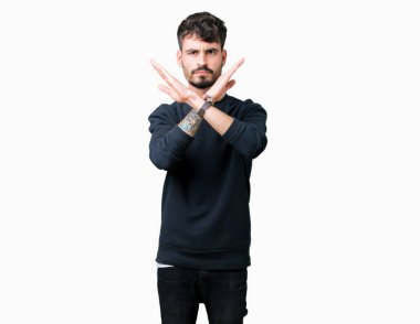 Genç yakışıklı adam izole arka plan ret ifade geçiş silah eksi işareti, kızgın surat yapıyor