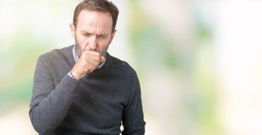 Yakışıklı orta yaş komuta sizde duygu hasta ve soğuk veya bronşit için semptom olarak öksürük izole arka plan üzerinde bir kazak giyiyor. Sağlık kavramı.