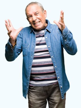 Denim ceket ve deli deli bağırarak ve agresif ifade ve silah kaldırdı bağırmaya giymiş yakışıklı komuta sizde. Hayal kırıklığı kavramı.