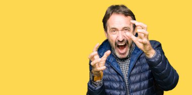 Orta yaş yakışıklı adam kış ceket öfke ile sinirli bağırarak giyen eller boğazlamak istiyor deli bağırıyor