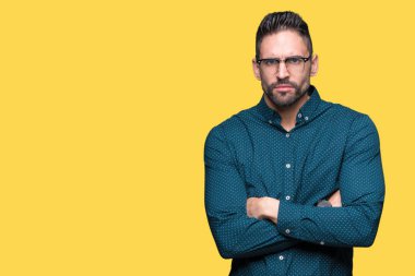 Genç yakışıklı iş adamı izole arka plan şüpheci ve sinir, onaylamayan ifade yüz çapraz kolları üzerinde gözlük takıyorum. Negatif kişi.