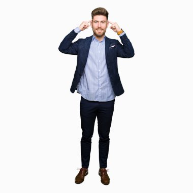 Genç yakışıklı bussines hem el parmak, harika bir fikir ya da düşünce, iyi bellek ile baş gösteren gülen adam