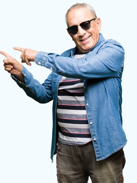 Przystojny Senior Man Noszenia Kurtka Dżinsowa Okulary Przeciwsłoneczne Uśmiechając Się — Zdjęcie stockowe