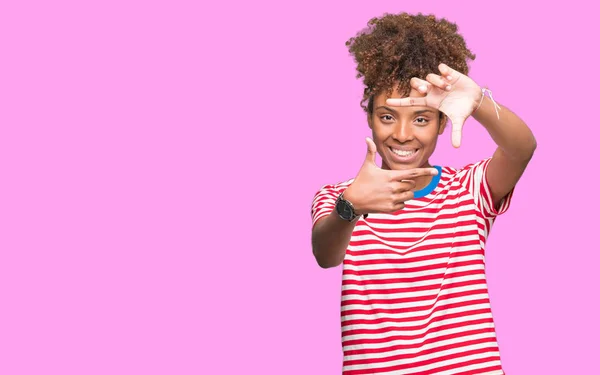 Hermosa Mujer Afroamericana Joven Sobre Fondo Aislado Sonriendo Haciendo Marco — Foto de Stock