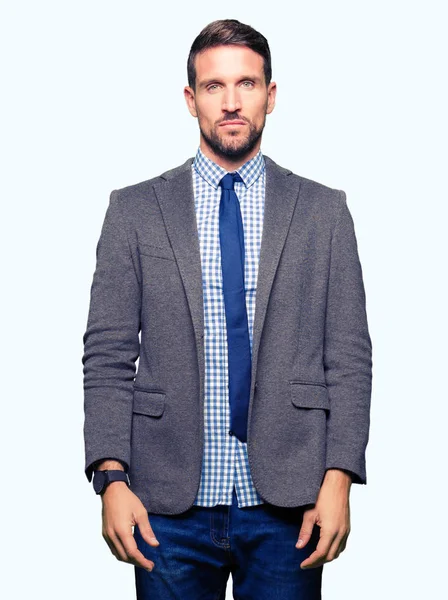 Stilig Mannen Bär Kostym Och Slips Med Allvarliga Uttryck Ansiktet — Stockfoto