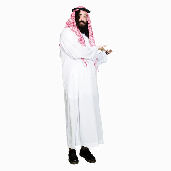 阿拉伯商人长头发戴传统的 Keffieh 围巾邀请进入微笑自然与开放的手 — 图库照片