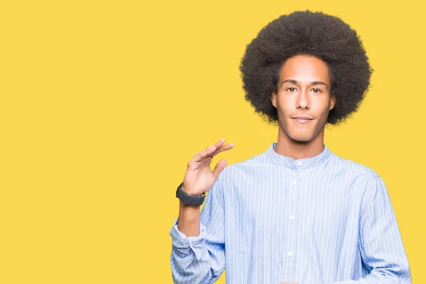 Jovem Americano Africano Com Cabelo Afro Gesticulando Com Mãos Mostrando — Fotografia de Stock