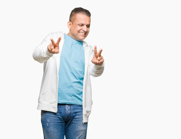 남자는 기호를 손가락을 보여주는 카메라를 스웨트 셔츠를 — 스톡 사진