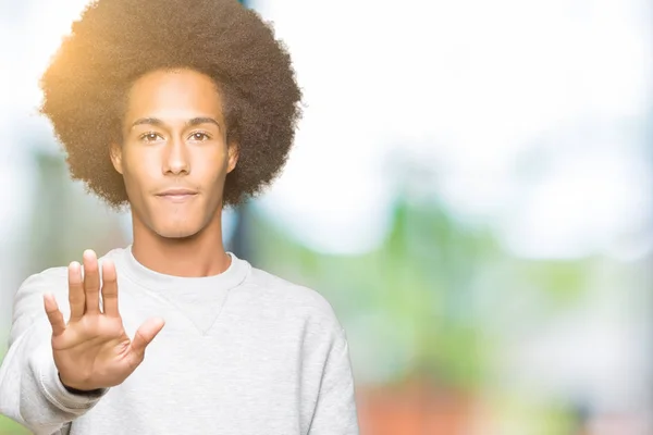 Americký Mladík Afro Vlasy Nosí Sportovní Mikina Dělá Stop Zpívat — Stock fotografie