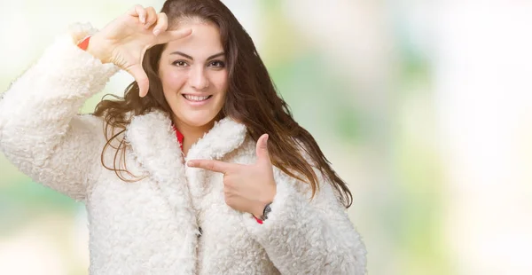 Schöne Size Junge Frau Winterlichen Schafsmantel Über Isoliertem Hintergrund Lächelnd — Stockfoto