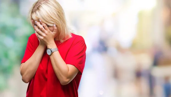 Mladá Krásná Blondýna Žena Nosí Červené Tričko Izolované Pozadí Smutným — Stock fotografie