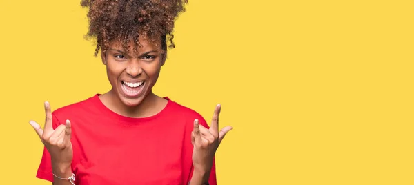 Hermosa Mujer Afroamericana Joven Sobre Fondo Aislado Gritando Con Expresión — Foto de Stock