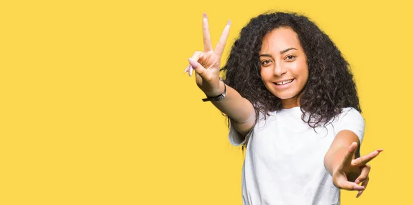 Menina Bonita Nova Com Cabelo Encaracolado Vestindo Casual Shirt Branca — Fotografia de Stock