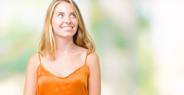 Hermosa Mujer Joven Con Camisa Naranja Sobre Fondo Aislado Sonriendo — Foto de Stock
