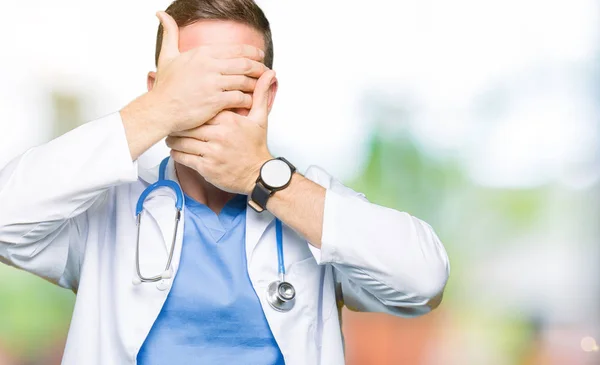 Bonito Médico Homem Vestindo Uniforme Médico Sobre Fundo Isolado Cobrindo — Fotografia de Stock