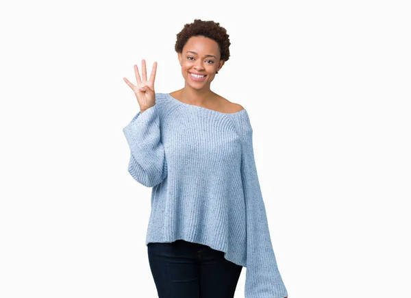 孤立した背景表示と指で上向きにセーターを着ている若い美しいアフリカ系アメリカ人女性数は自信を持って 幸せな笑みを浮かべている間 — ストック写真