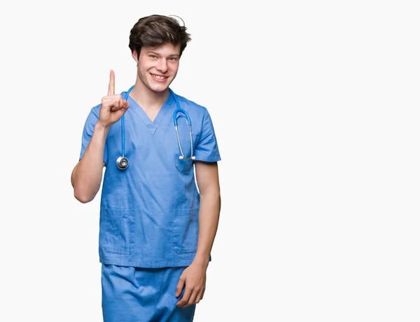 Joven Doctor Vistiendo Uniforme Médico Sobre Fondo Aislado Mostrando Señalando — Foto de Stock