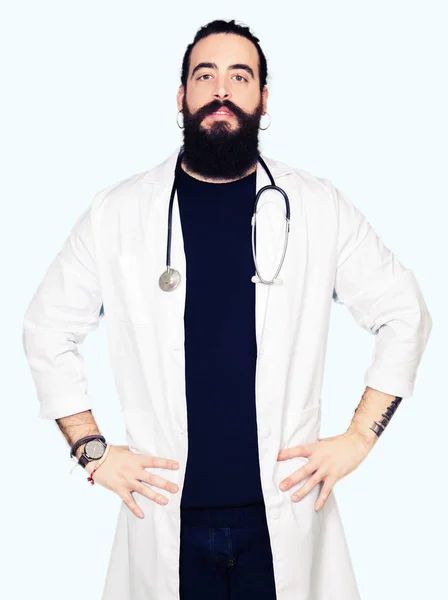 Doktor Uzun Saç Ceket Stetoskop Tıbbi Birlikte Giyen Parmakları Ile — Stok fotoğraf