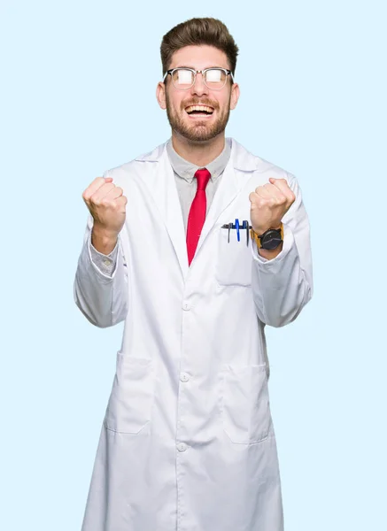 Νέος Επιστήμονας Όμορφος Άνδρας Φορώντας Γυαλιά Γιορτάζει Έκπληκτος Και Κατάπληκτος — Φωτογραφία Αρχείου